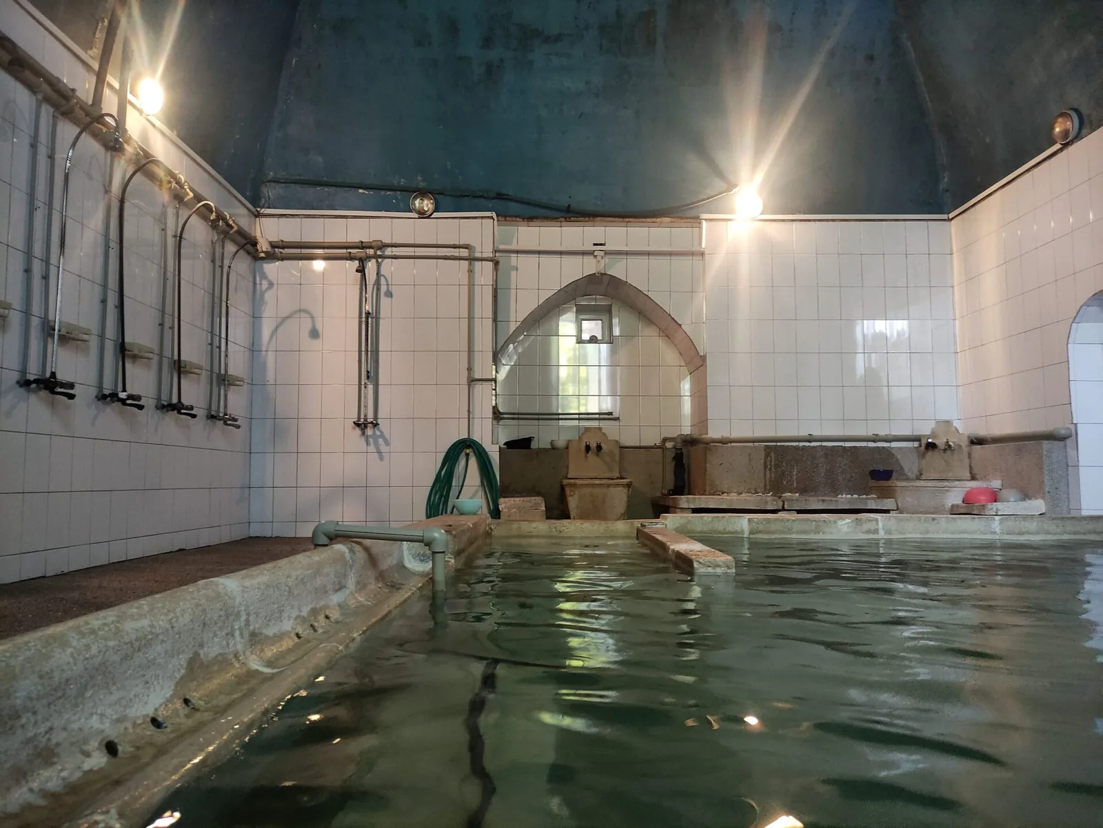Куполната зала с минералния басейн, курните и редицата душове.