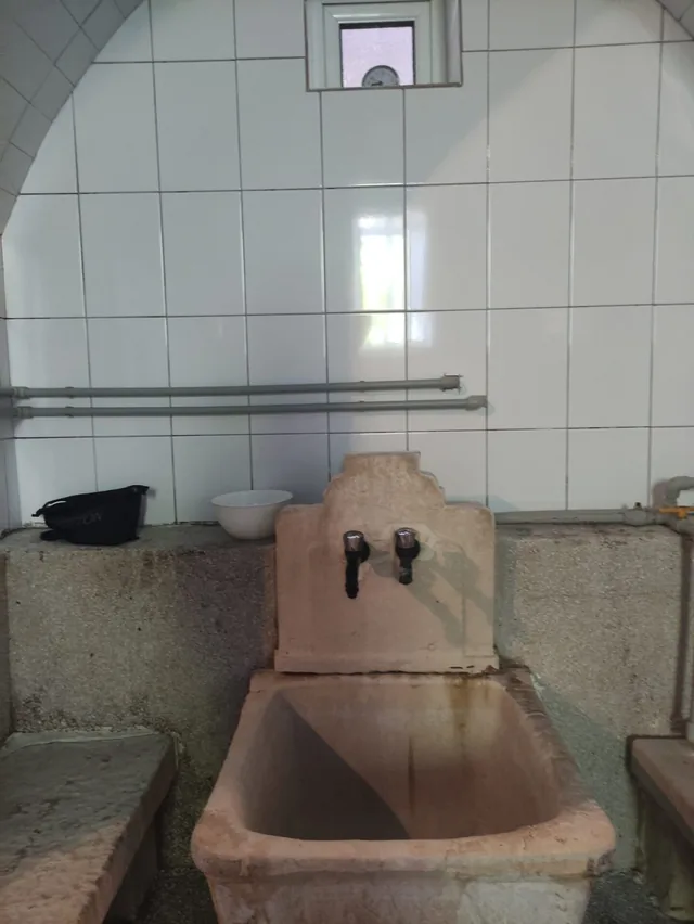 Курна с крановете за минерална вода.