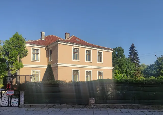 Сградата на Алай баня („Релаксинг хаус“) откъм улица „Хан Крум“.