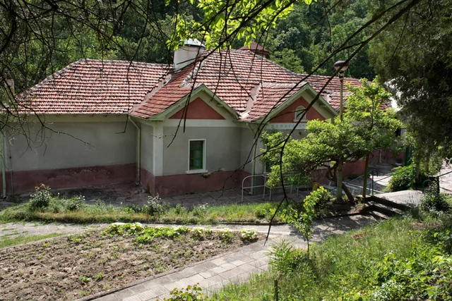 Банята в с. Баня, гледана откъм градината.