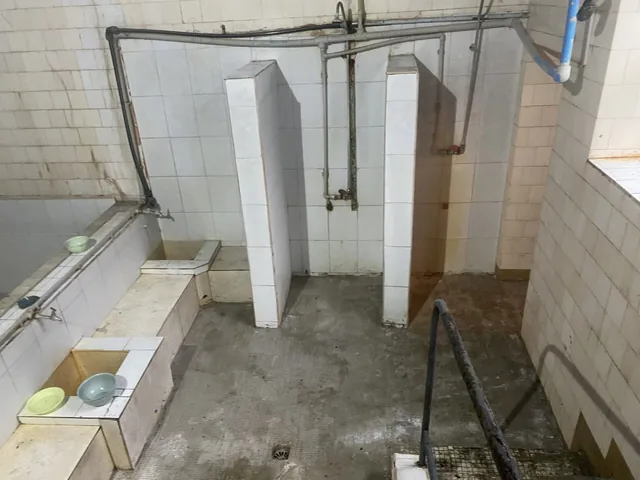 Отделението с курни и душове.