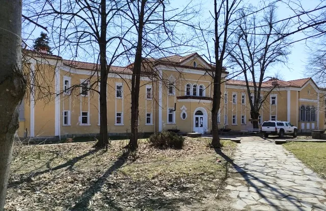 Банята през дърветата на парка „Красновски бани“.