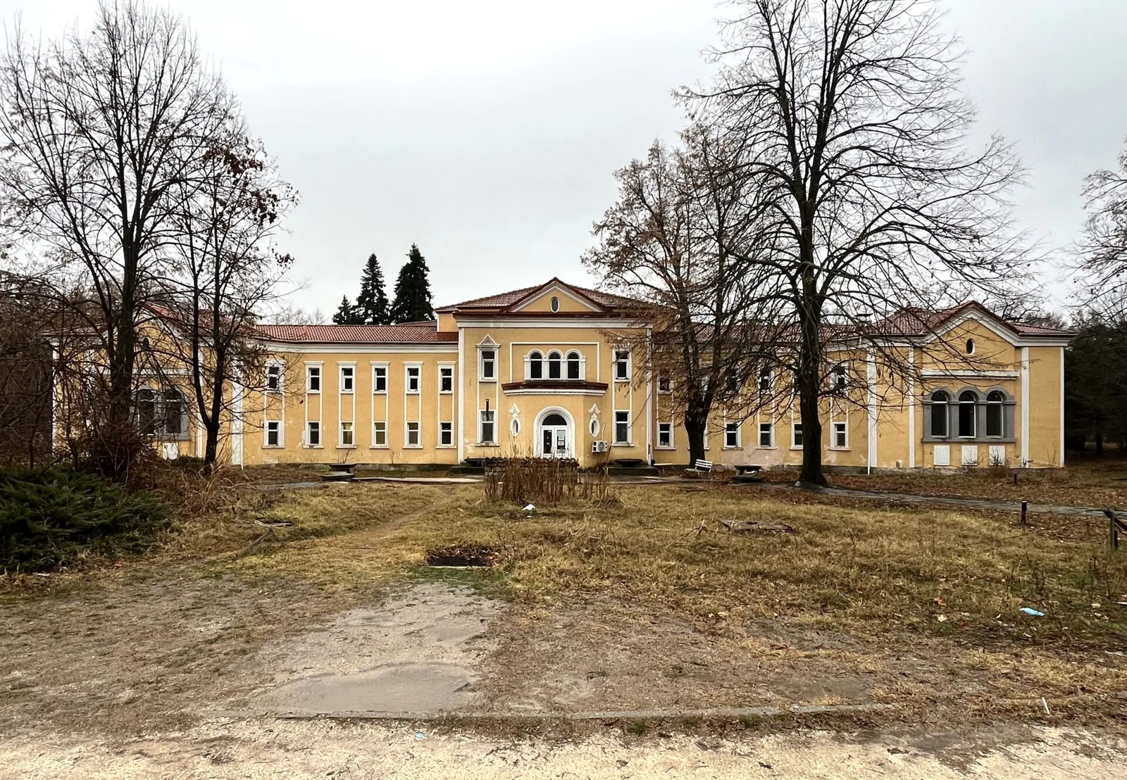Сградата на Красновските минерални бани от 1928 г., гледана откъм парка.