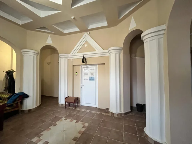 Вътрешното фоайе на банята с арките и входа към отделението.