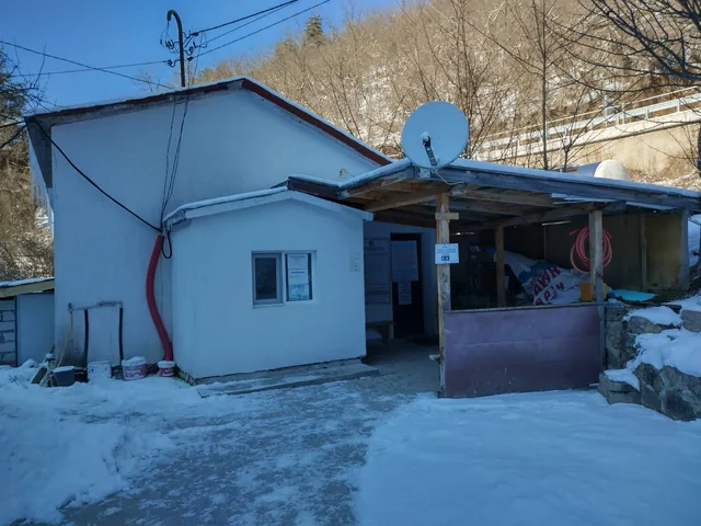 Сградата на Беденските бани през зимата.