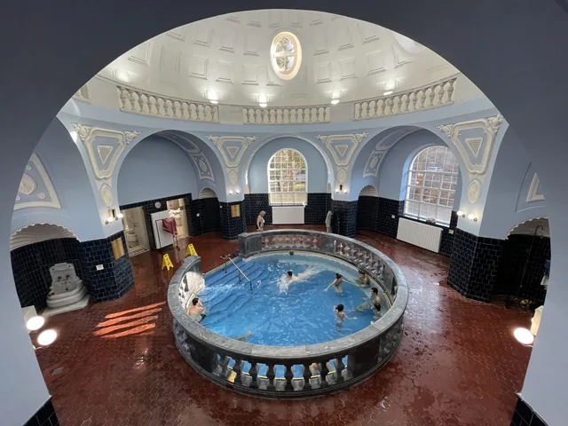 Кръглият минерален басейн 36 °C под купола, в работен ден.