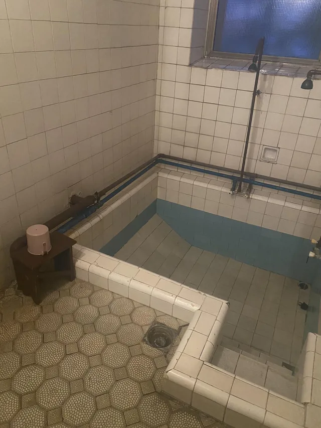 Кабина с вана за минерална вода в банята.