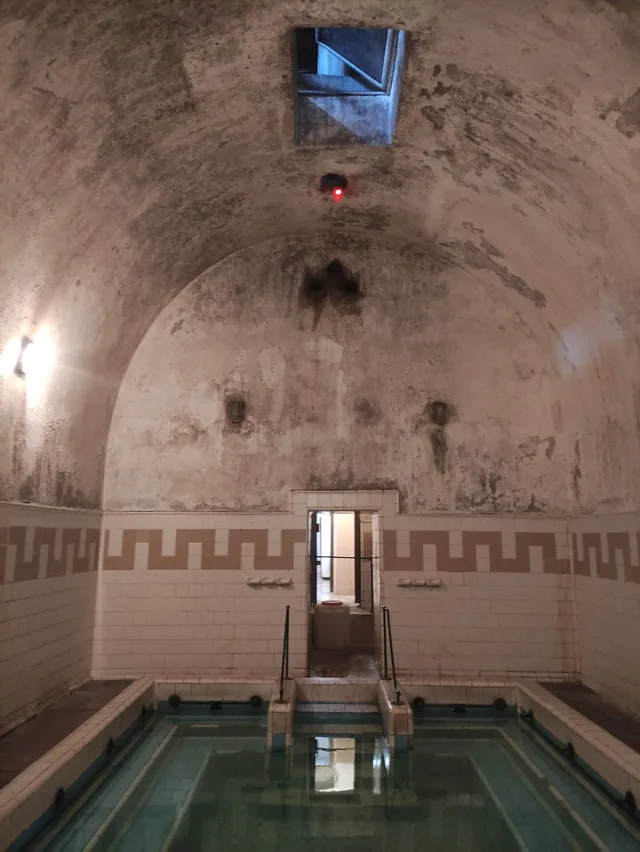 Сводестата зала с минералния басейн и курната в дъното.