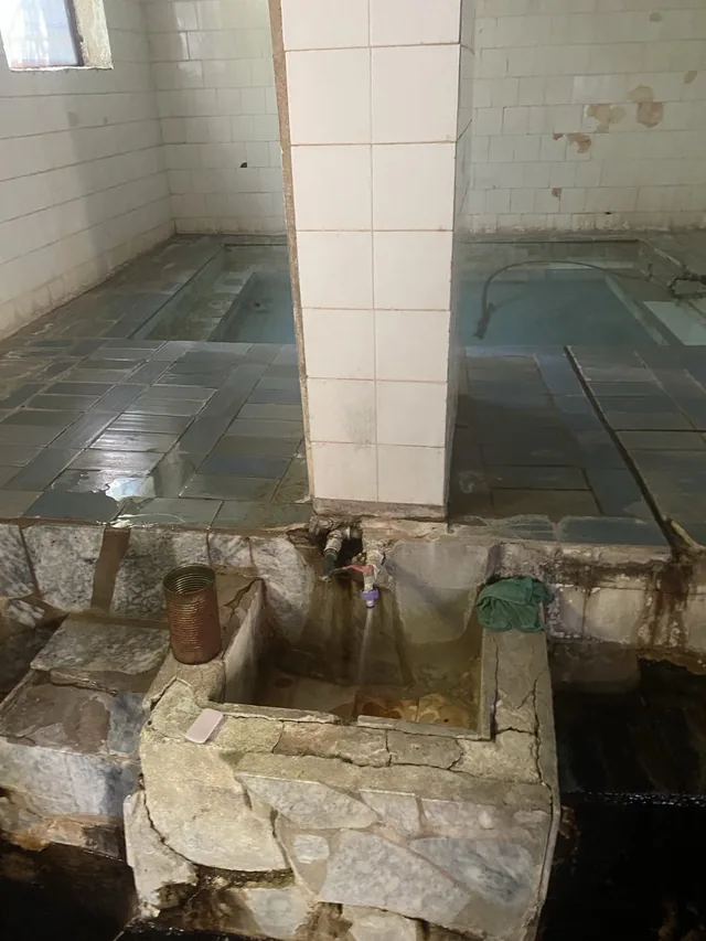 Курна с течаща минерална вода в отделението.
