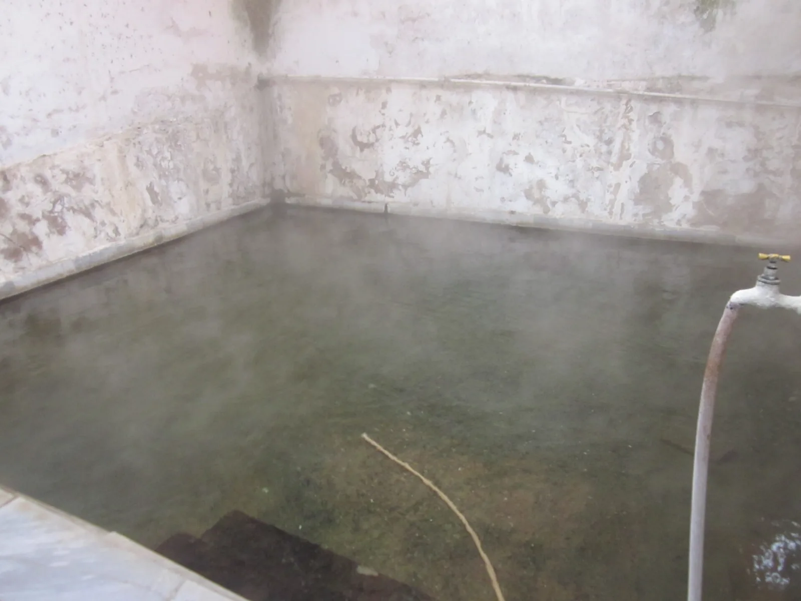 Пясъчната баня — термалната вода извира изпод пясъка и вдига пара.