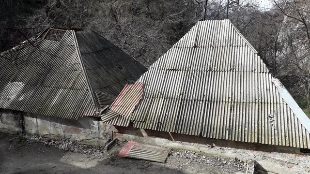 Сградите на Градешките бани, сгушени под склона.