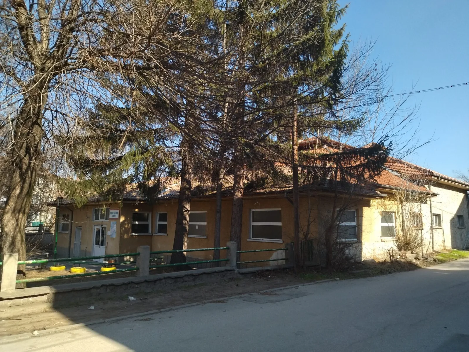 Калната баня във Велинград — жълтата сграда с табелата „Минерална баня“.