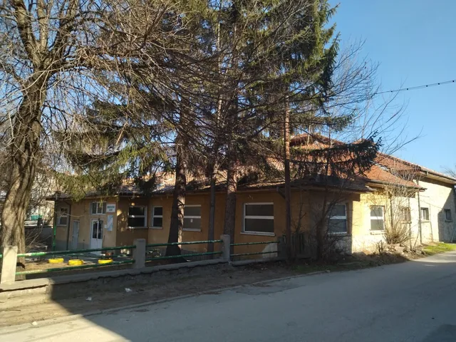 Калната баня във Велинград — жълтата сграда с табелата „Минерална баня“.