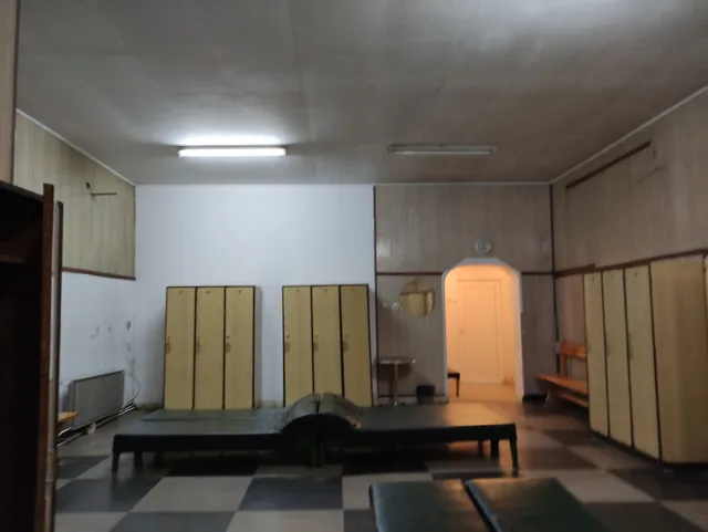 Съблекалнята с шкафчета и кушетки за почивка.