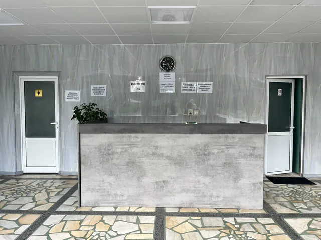 Рецепцията на банята с касата и вратите към двете отделения.