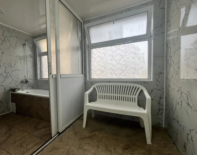 Семейна кабина с вана в банята.