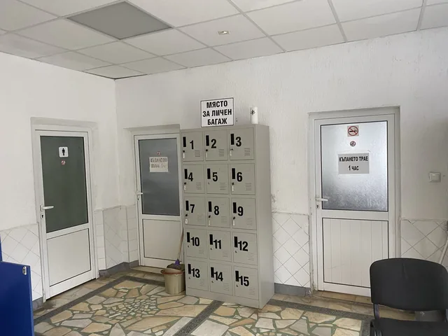 Шкафчетата за личен багаж пред отделенията.