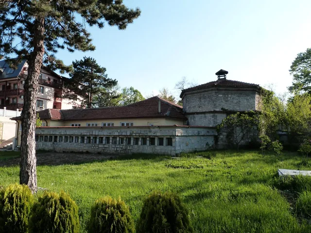 Сградата на банята с каменната ротонда над куполната зала.