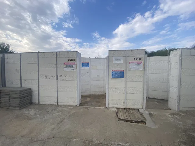 Входовете към мъжкото и женското отделение.