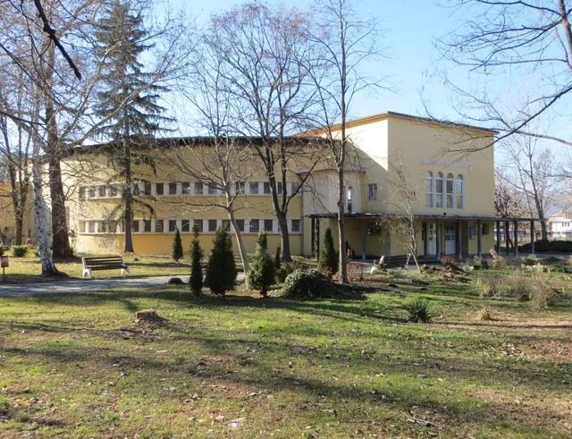 Дългото тяло на банския комплекс, гледано откъм парка.