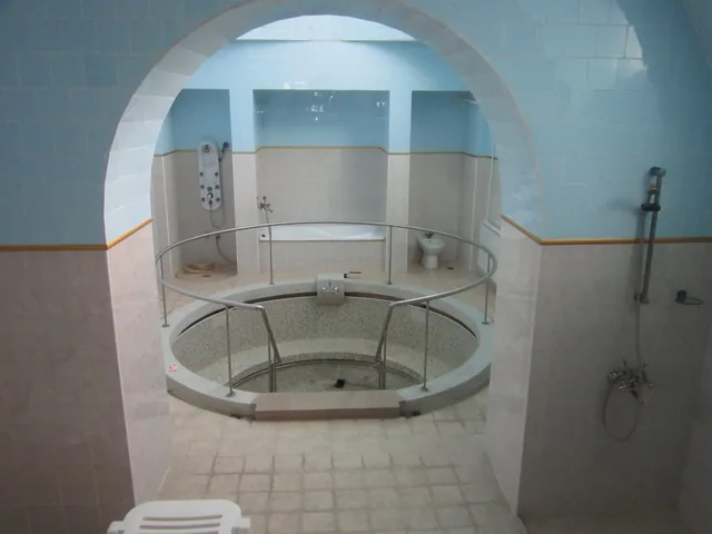 Кръгла вана с минерална вода под свода в едно от отделенията.