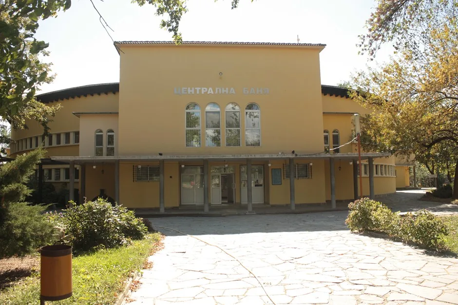 Сградата на минералната баня в Баня, Карловско, с колонадата пред входа.