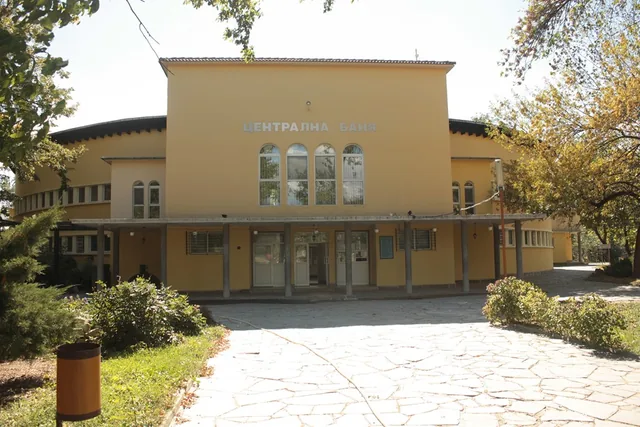 Сградата на минералната баня в Баня, Карловско, с колонадата пред входа.