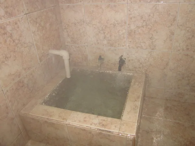 Курна с течаща минерална вода.