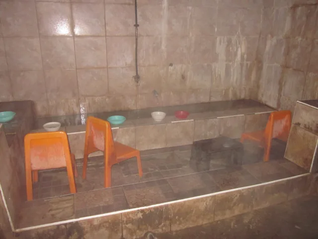 Курните с легени и столчета в банята.