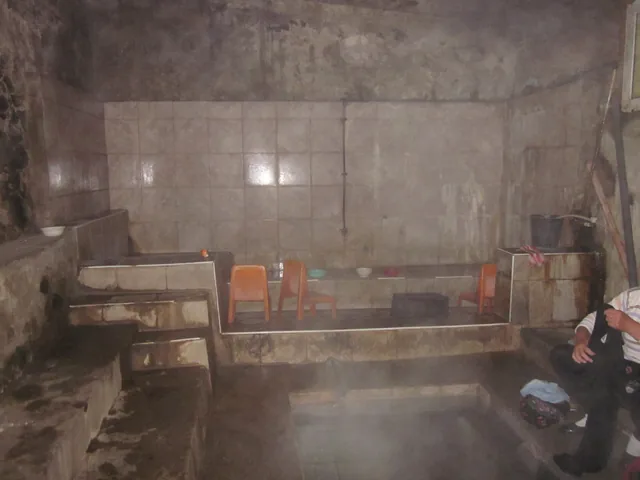 Общото помещение с курните и лечебния басейн.