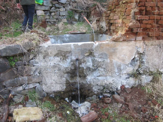 Останките от банята и бетоновото корито с минералната вода.