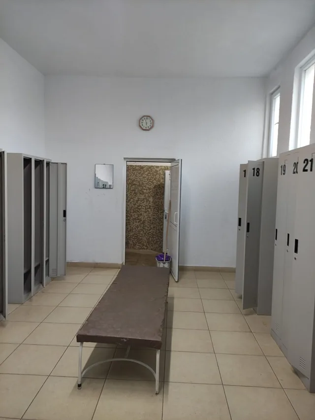 Съблекалня с шкафчета и пейка.