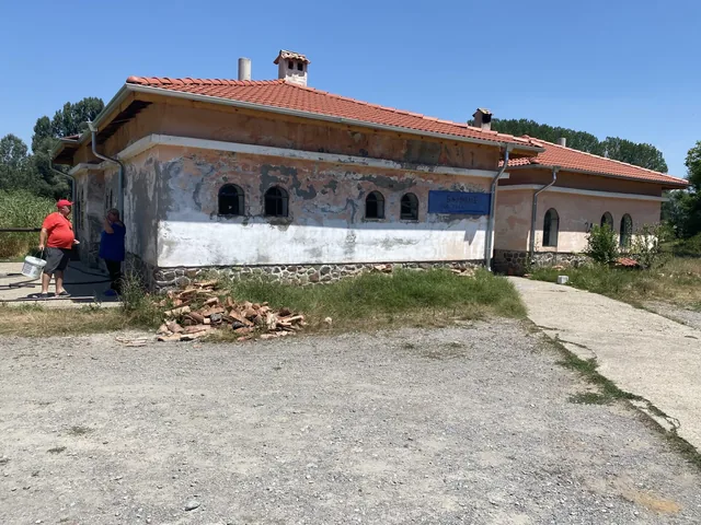 Челната фасада на банята-пералня.