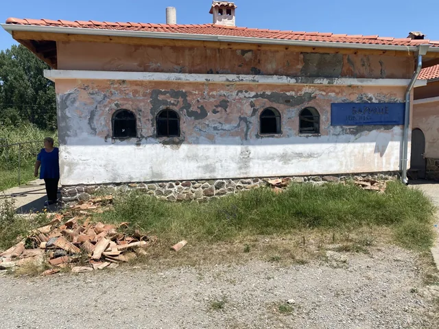 Страничната фасада на сградата.
