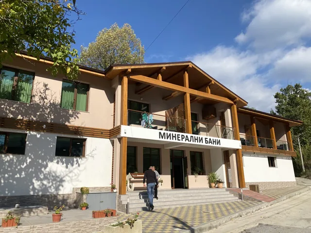 Новата сграда на Горните минерални бани в Огняново, с надписа „МИНЕРАЛНИ БАНИ“ над входа.