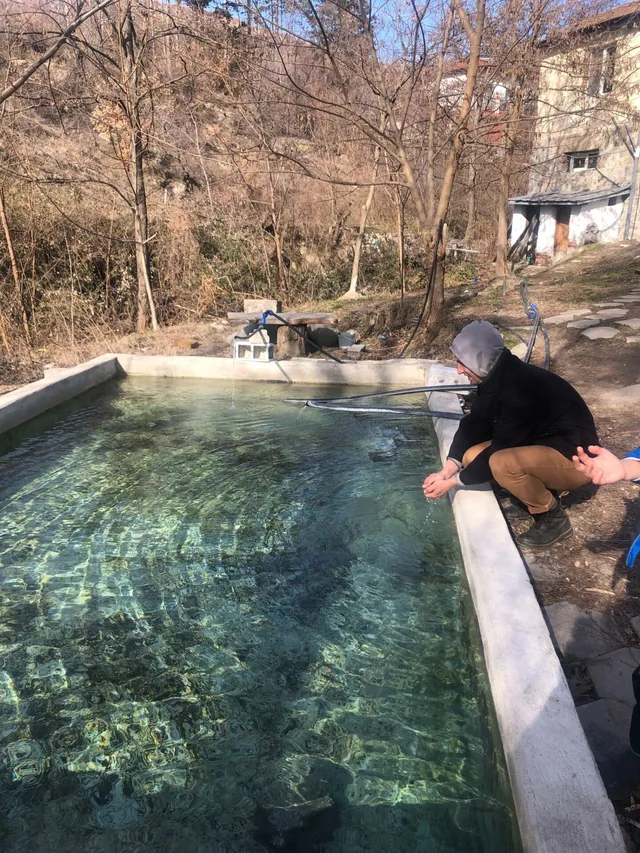 Бистрата минерална вода в топилото до банята.
