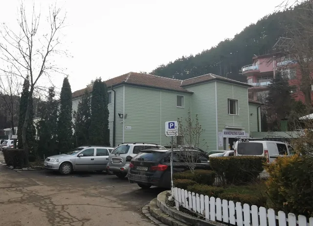 Сградата на банята откъм паркинга.
