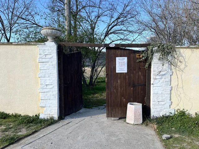 Портата към двора на банята.