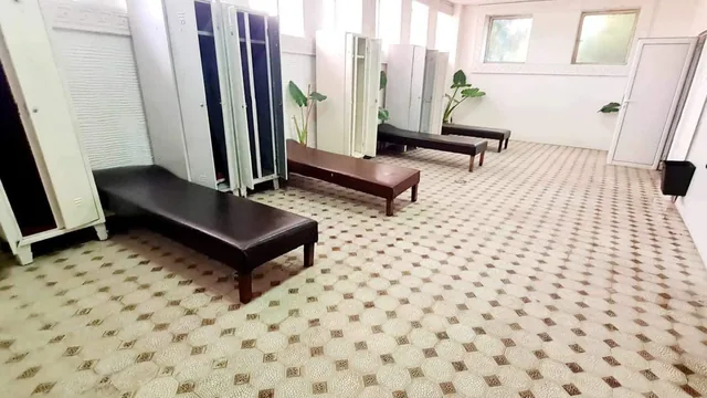 Съблекалня с лежанки.