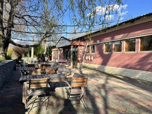 Сградата на минералната баня в Песнопой с терасата.
