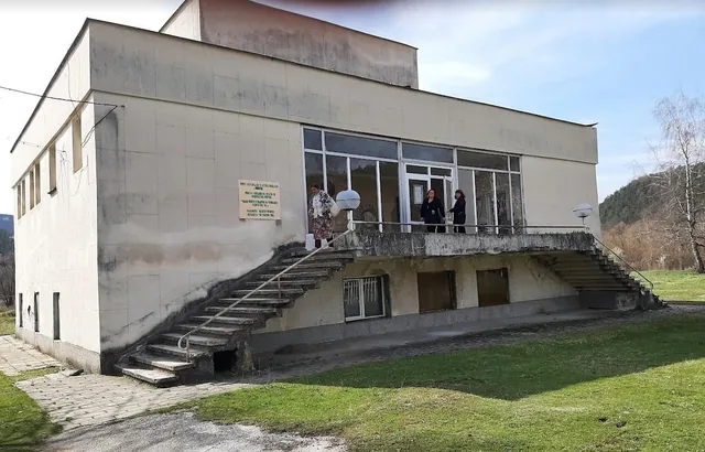Сградата на минералната баня в Поибрене с двураменната стълба към входа.