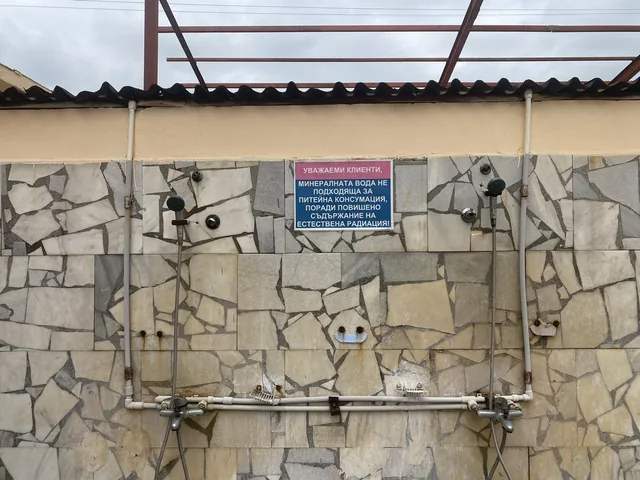 Душовете на каменната стена в отделението.