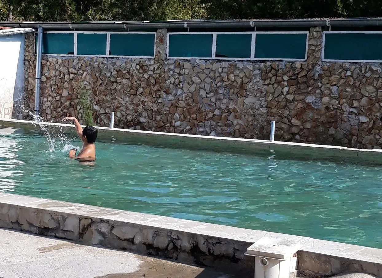 Общият басейн с минерална вода между двете отделения.