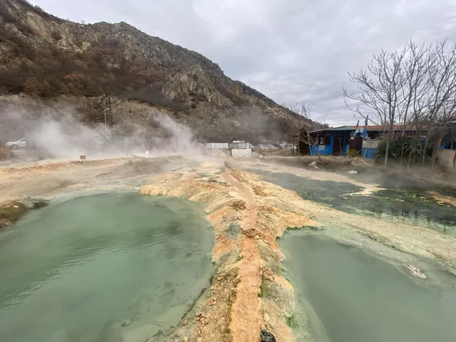 Откритите топила при банята, с постройките ѝ в дъното.