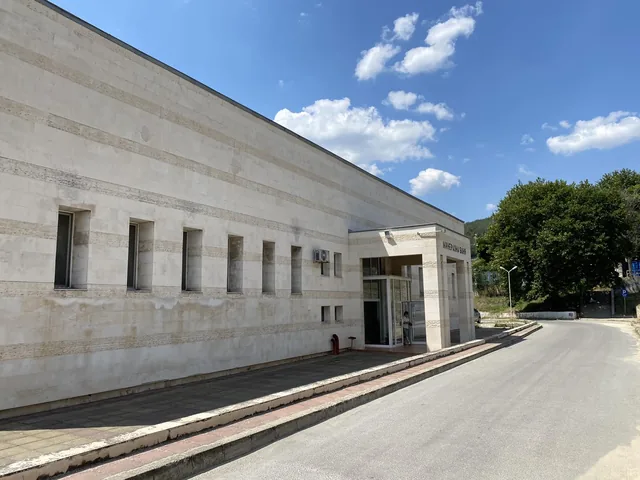 Дългата фасада на банята с входния портал.
