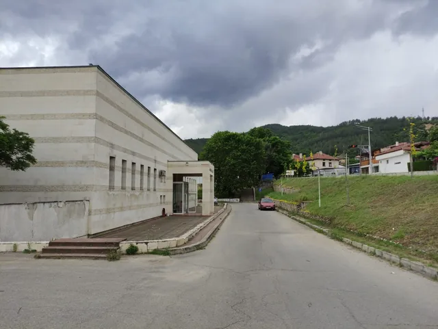 Сградата на минералната баня в Симитли откъм улицата.