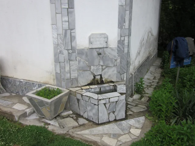 Външната чешма с минерална вода до банята.