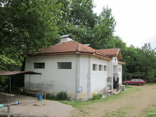 Задната страна на банята с навеса.