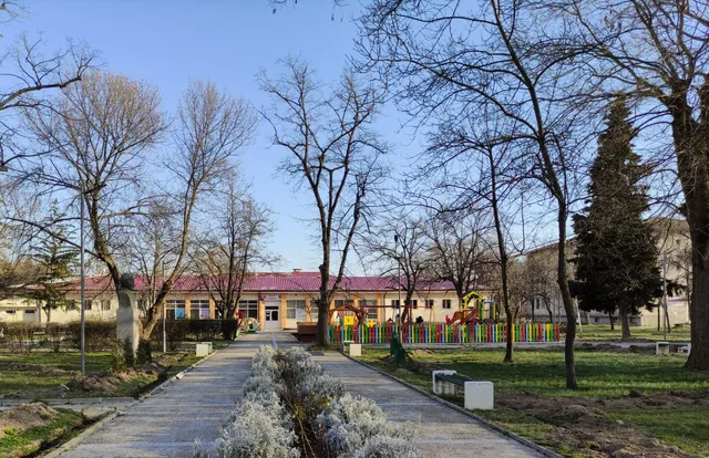 Алеята в централния парк на Стрелча води към сградата на минералната баня.