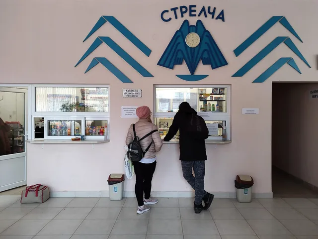 Касата на банята под мозаечния знак „Стрелча“.